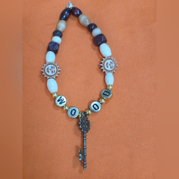 TAYLOR SWIFT "Wood" Life Of A Showgirl Stretchy Friendship Bracelet - Picture 2 of 9